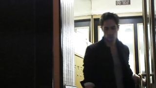 Maturo muscoloso incula ragazzo