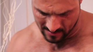 Maturo muscoloso incula ragazzo