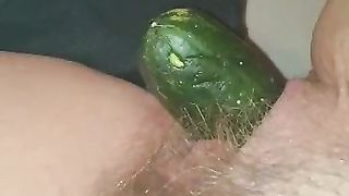 Signora di Milano si scopa la figa con un cetriolo