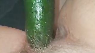 Signora di Milano si scopa la figa con un cetriolo