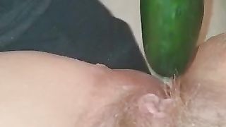 Signora di Milano si scopa la figa con un cetriolo