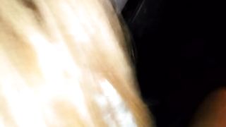 In auto mi spompina e mi fa una pippa