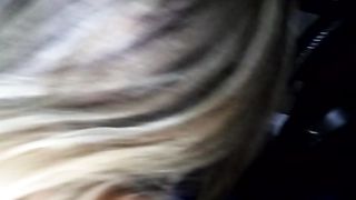 In auto mi spompina e mi fa una pippa