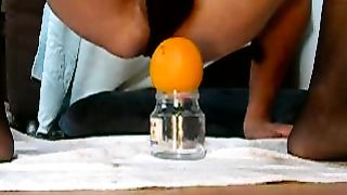 Si allarga il buco del culo con un'arancia