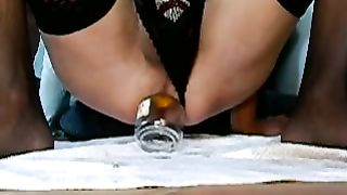 Si allarga il buco del culo con un'arancia