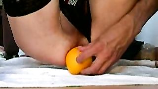Anteprima del video: Si allarga il buco del culo con un'arancia