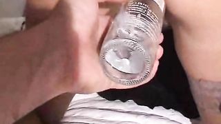 Si fa masturbare il culo con una bottiglia