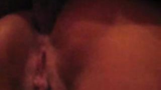 Milfona si masturba con un dildo enorme