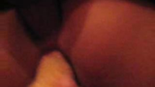 Milfona si masturba con un dildo enorme