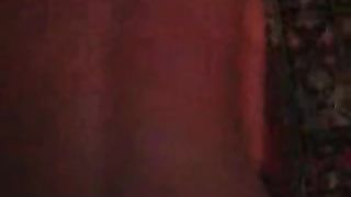 Milfona si masturba con un dildo enorme