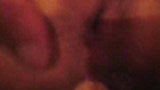 Milfona si masturba con un dildo enorme