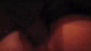 Milfona si masturba con un dildo enorme