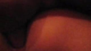 Milfona si masturba con un dildo enorme