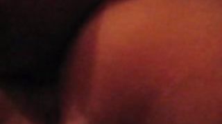 Milfona si masturba con un dildo enorme