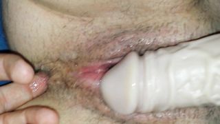 SI MASTURBA COL CAZZO IN GOMMA