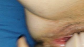 SI MASTURBA COL CAZZO IN GOMMA