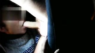 Pompino con ingoio in auto