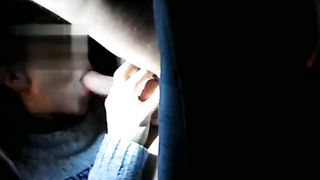 Pompino con ingoio in auto