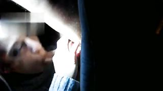 Pompino con ingoio in auto