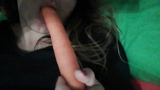 La mia amica mentre succhia una carota