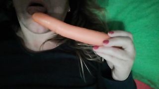 La mia amica mentre succhia una carota