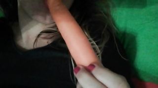 La mia amica mentre succhia una carota