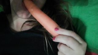 La mia amica mentre succhia una carota