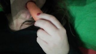 La mia amica mentre succhia una carota