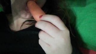 La mia amica mentre succhia una carota