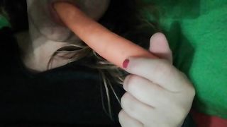 La mia amica mentre succhia una carota