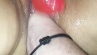 Mia moglie gode con un mano dentro la figa.