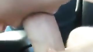 Biondina mi spompina nel parcheggio