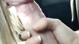 Biondina mi spompina nel parcheggio