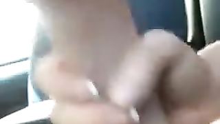 Biondina mi spompina nel parcheggio