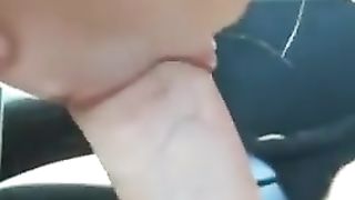 Biondina mi spompina nel parcheggio