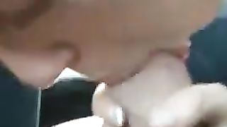 Anteprima del video: Biondina mi spompina nel parcheggio