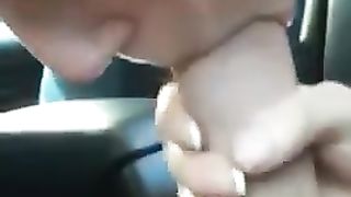 Biondina mi spompina nel parcheggio