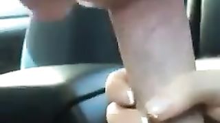 Biondina mi spompina nel parcheggio