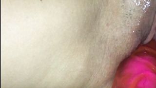 Mia moglie si masturba con un vibratore di 30 cm