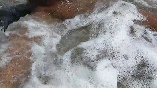 Passeggiando nudo al mare.