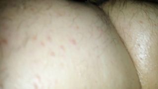 SUL FIANCO CON UN VIBRATORE DENTRO LA FIGA