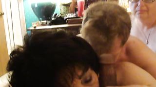 Travesta succhia mentre viene inculata