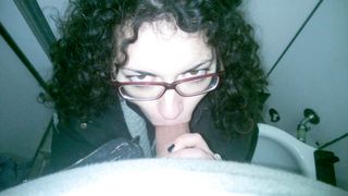 Mi succhia il cazzo nel bagno di un treno