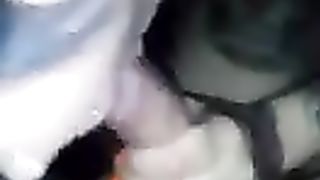 Giovane adorabile succhia cazzi