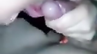 Giovane adorabile succhia cazzi