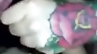 Giovane adorabile succhia cazzi