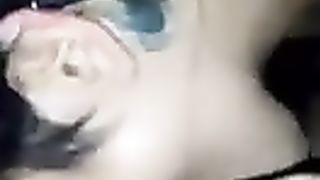 Giovane adorabile succhia cazzi