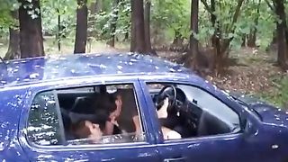 Coppia italiana scopa in auto