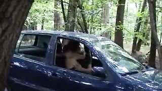 Coppia italiana scopa in auto