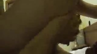 Moglie italiana tettona sesso a tre